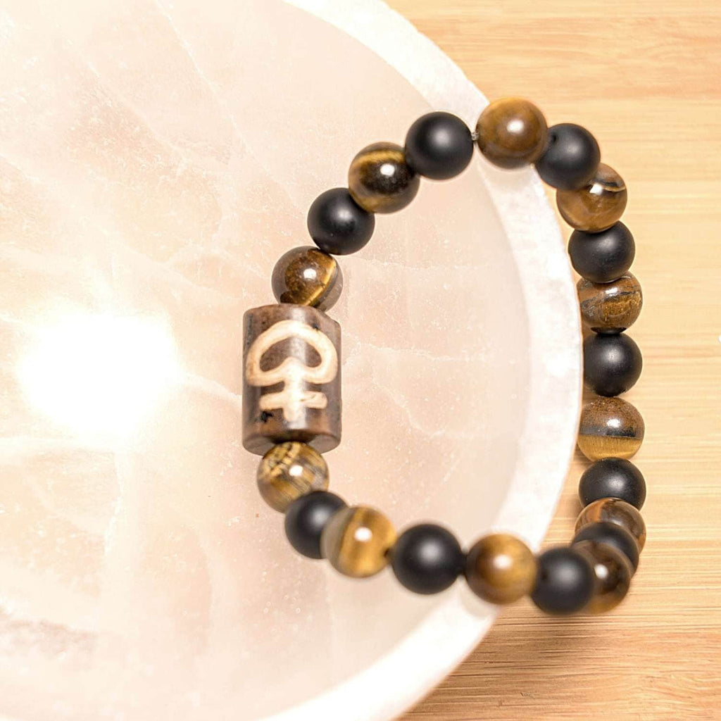 Tigers Eye and Black Onyx Gemstone Bracelet with an Elasticated band and Selenite Bowl Set. Handcrafted, strung together with TigerEye and black onyx and has a special peace spacer Comes as with this selenite crystal cleansing bowl.